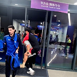 &#39;우즈벡 깡패축구&#39;에 발목 나간 엄원상,걷지 못하고 업혀서 퇴근…황선홍호 &#39;초비상&#39; 이미지