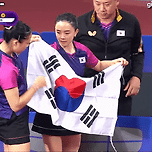 태극기 건곤감리 위치확인 하는 신유빈.gif 이미지