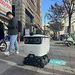 와.. 이젠 로봇이 음식배달까지 하는구나 이미지