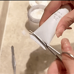 치약, 로션 튜브형 끝까지 사용하는 방법 이미지