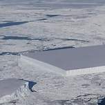 NASA 과학자들이 남극에서 발견한 특이한 빙산 이미지