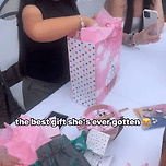 인생 최고의 생일 선물을 받고 심하게 감격한 소녀 이미지