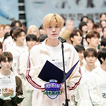 료 뒤에서 쳐다보는 거 댕귀엽네 이미지