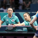 스웨덴 선수 탁구채는 각졌네 이미지