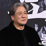 배우 최민식 "아스팔트 위 응원봉…너무 미안해"…탄핵 정국에 목소리 냈다 이미지