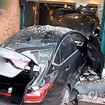 [속보] 승용차로 햄버거 가게 덮쳐 6명 사상자 낸 70대 &#39;페달 오조작&#39; 이미지