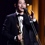 정해인, 남우조연상 &#34;황정민 덕분에 버텼다, 12년 뒤에도 꿋꿋하게 노력&#34; 이미지