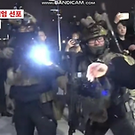 진입 막는 안귀령 민주당 대변인에 총구 들이대는 군인 이미지