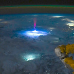 우주에서 관측된 상층대기 번개 현상 이미지