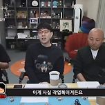 평상시에는 빨간 안경이 아닌 다른 안경을 쓴다는 이동진 평론가 이미지