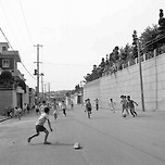 1973년 당시 주택가 주변에서 축구하는 아이들 모습 이미지