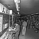 1976년 당시 서울 종각역 도서전시회 모습 이미지