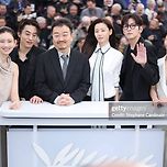 [영화] 영화 <군체> 감독 및 출연진 칸에서 한 컷 이미지