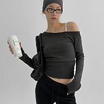 부담스럽지 않은 오프숄더 긴팔 모음 이미지