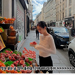 논란중인 제니 티셔츠 문구... 이미지