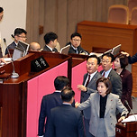&#34;국민 앞, 너무 창피&#34; 우원식, 나경원 필버 도중 마이크 끄고 정회 선포 이미지