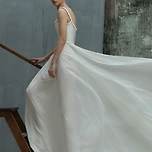 엘리사브가 공개한 26년 신상 웨딩 드레스들 이미지