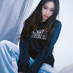 청하 코드그라피 맨투맨 이미지