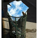 쓰레기통 속의 작은 하늘 이미지