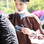 트와이스 미나 공항패션 푸마 맨투맨 이미지