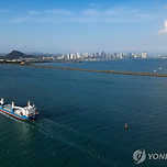 트럼프 압박에 파나마 운하 ‘백기’ 🚢 미국 선박 통행료 면제! 이미지