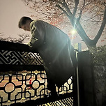 어젯밤 월담하는 우원식 국회의장 이미지