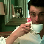 시도때도 없이 무조건 머그컵에 차 마시는 영국인들 이미지