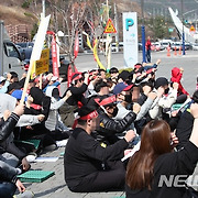 강원랜드 퇴출 209명 “집회 및 법적대응”…지역 정치권도 가세