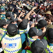 아수라장 된 인천 첫 퀴어축제장..반대 단체 저지로 충돌