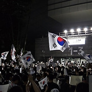 잠실 개표소 봉쇄 시위, 낮밤 분위기 반전···‘재선거’ 중심 요구서 ‘부정선거’ 늘어