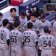 [IS 냉탕] 실책, 실책, 또 실책…수비로 자멸한 6연패 한화, 더그아웃 미팅도 역부족이었다