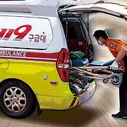 '잠실7동 투표소' 선거사무원, 22시간 만에 병원 이송…24시간째 대치