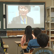 일본의 이상한 '온라인 개학'..학생들은 교실에, 교사는 모니터로