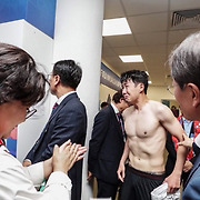 "손흥민이 어디 갔어?" 文대통령 선수단 라커룸 격려방문 논란