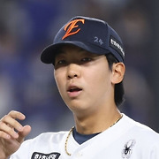 "결국 선발로 써야" 영점 잡은 '전체 1순위' 좌완, 한화 5선발 경쟁 관건은 '볼넷 제어' [부산 현장]