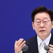 [줌 인 여의도] 이 대통령 귀국장 풍경으로 본 민주당 당권향배는?…  정청래 '90도 인사'… 아슬
