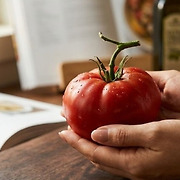 토마토 "이렇게" 먹으면 독이 됩니다. 신장 결석 위험까지 높아집니다.