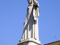 단테 알리기에리의 조각상..