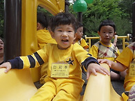 놀이터에서 신나게..