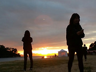 서해바다 노을 젊은백팩커..