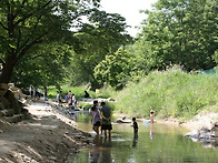 추캠 냇가에 가족과 함께 ..