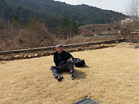 잔디에 누워