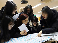 수능 성적표 받은 학생들...