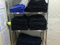 체육관에 운동복 ..