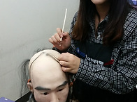 특수분장수업중인 학생들