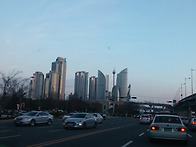 우주도시를 연상시..