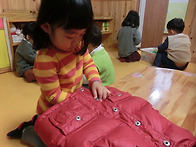 소근육 활동 : 겨울 외투를..