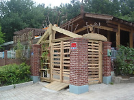 나무대문과 창고 ..