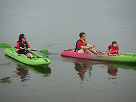 카약 을 즐기는 관광객들...