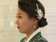 굵게 땋은 헤어와 장식이 ..